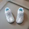 Zapatos casuales de moda y versátiles para niñas, nueva colección primavera/verano 2026, zapatillas de malla transpirable para niños, adecuados para niños mayores, zapatos de entrenamiento alemanes