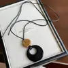 Colgante Anillo de Vidrio Negro Largo Collar de Cuerda Negra para Mujer Retro Nuevo Chinoiserie Accesorios de Alta Gama Lujo Accesible Cadena para Suéter