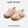 Sapatos de bebê 2026 primavera e outono novos tênis de treino alemães com sola macia para meninos e meninas, tênis antiderrapantes, sapatos esportivos para idades de 1 a 6