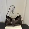 Otoño 2026 Nuevo Bolso Retro para Motociclista Bolso Baguette de Alta Calidad Bolso de Hombro Moderno y Elegante Bolso para Mujer de Uso Diario