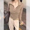 Suéter de punto marrón de manga corta estilo old money con cuello polo para mujer, principios de primavera, elegante y sofisticado, adecuado como top de capa base