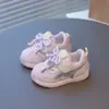 Tênis de Tela Rosa Estilo Doce para Bebês Meninas, Modelo Novo 2026 para Meninos com Velcro, Sapatos Versáteis e Respiráveis para Crianças Pequenas