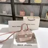 Bolsa de cubo de bordado de viento fragante pequeño de alta gama para una generación 2023 moda bandolera bolsa cesta de picnic al por mayor