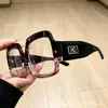 Nuevas gafas retro de montura cuadrada con patillas anchas, montura grande, efecto adelgazante, diseño de etiqueta dorada de lujo ligero, gafas planas versátiles para el día a día