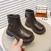 Botas femininas, forradas com fleece para aquecimento, coleção outono/inverno 2026, botinhas de couro infantis, estilo britânico, sola macia, design simples, atacado
