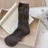 Meias de cano alto estilo floresta para outono e inverno, meias confortáveis de algodão de cor sólida, meias cinzas de cano médio com cós elástico, meias sem costura estilo coreano para mulheres