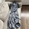 2026 Verano Nuevo Mezcla de Seda Casual Cintura Ajustable Nuevo Estilo Chino Estampado Vestido Largo para Mujer Venta al por Mayor N5AQ8702