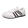 Zapatillas casuales para mujer de cuero genuino, suela plana, ligeras, inspiradas en el estilo de "Forrest Gump", nueva colección otoño 2026, zapatillas de entrenamiento rojas alemanas, zapatillas de skate