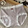 Calcinha Secret Dora Coreana Doce e Romântica Estampada com Laço Vermelho 100% Algodão Respirável na Virilha Cintura Média para Mulheres