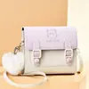 Bolso Cruzado de un Solo Hombro con Bordado de Oso Estilo Universitario Primavera/Verano 2025 Bolso Cuadrado Pequeño Bolso con Colgante de Felpa para Mujer Nuevo Modelo 2025