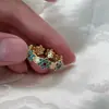 Anillo de Flor de Zircón con Goteo de Aceite Electrochapado en Oro Real de 18K, Anillo Vintage para Dedo Índice, Lujo Accesible Elegante, Joyería de Mano de Nicho