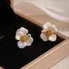 Pendientes de Flor Blanca Mate Simples Elegantes y de Alta Gama Franceses Discos en Espiral para Mosquitos Clip para Oreja Pendientes Perforados para Mujer Pendientes