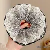 Goma para el pelo de encaje francés, un accesorio para el cabello de alta gama para mujer, perfecto para crear un moño o una cola de caballo elegante. Es un coletero delicado y elegante, disponible en tamaño grande