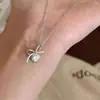 Bestseller de transmisión en vivo: Collar de mariposa de una sola piedra para mujer, con circonita cúbica, moderno, ligero, lujoso y exquisito, perfecto para suéteres de otoño e invierno; venta al por mayor de fábrica