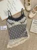 Camisola estilo retrô com poás e renda nas costas, de duas peças falsas com bojos, projetada para ser usada como peça externa e criar um efeito emagrecedor.