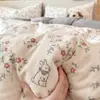 Fresco y Acogedor de Invierno Juego de Cuatro Piezas de Ropa de Cama Gruesa Cálida de Leche Polar Juego de Tres Piezas Estilo Funda de Edredón Sábana Bajera de Coral