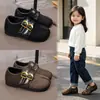 Zapatos Birkenstock para niñas transfronterizos, nueva colección otoño 2026, zapatos de cuero de suela blanda para bebés niñas, zapatos casuales de punta poco profunda para niños pequeños y niños pequeños, estilo moderno