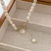 Colar de Pérolas Sintéticas Levemente Luxuoso Estilo Francês para Mulheres, Moderno e Versátil, Corrente de Clavícula Elegante, Fresco e Doce