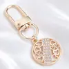 Lujo Ligero Chapado en Oro Full Diamante Charm Hebilla en Forma de D Colgante Hueco en Forma de Corazón Accesorios para Bolsos Llaves Fábrica Stock Mayorista
