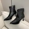 Botas curtas de bico fino para mulheres, novo estilo primavera e outono 2026, botas finas de nicho para usar com saias, botas de moda elegantes com salto agulha estilo francês
