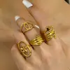 Anel de aço inoxidável mais vendido transfronteiriço para mulheres, anel estilo Chanel, joias de luxo leve de alta qualidade, anel irregular feminino atacado