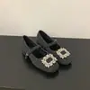 Sapatos Mary Jane pretos estilo tweed com fivelas quadradas, strass e forro de pelúcia, apresentando um salto grosso e adequados para uso no inverno e para o trajeto diário.