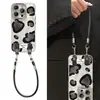 Cordón con Estampado de Leopardo en Cuero Adecuado para Funda de Teléfono Apple 16 Pro Max, 13 Hilo de Plumas, 15 Sensación de Alta Gama, 14 Película Protectora de Lente de Cobertura Total