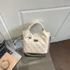 Bolsa de ombro transversal acolchoada estilo Chanel, bolsa balde versátil para o dia a dia de luxo leve, bolsa de ombro e transversal com fecho de trava de nicho