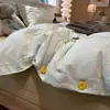 Set de Cuatro Piezas Botón Antibacterial Grado A para Madre y Bebé Producto Genuino de Algodón Puro Sábana de Cama Estilo Muji para Dormir sin Ropa Funda de Edredón Set de Tres de Cuatro Piezas para Dormitorio