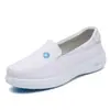 Nuevos zapatos de enfermera para mujer, suela suave, transpirables, cómodos, pies sin olor, antideslizantes, negros, planos, de cuero, transpirables, médicos, zapatos blancos pequeños