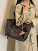 Bolso de hombro nuevo, moderno y fresco para principios de otoño de 2026, para el trabajo y el commute, gran capacidad, popular este año, bolso tote de alta estética