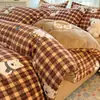 Colección de Navidad Otoño e Invierno: Juego de ropa de cama de cuatro piezas de terciopelo de leche engrosado, con diseños de cerezas y cachorros, en color rojo, que incluye una sábana cálida y una funda de edredón