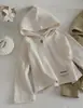 Blusa com capuz de manga longa em malha canelada estilo INS para bebês e crianças pequenas, com botão único e acabamento em renda com letras em inglês para meninas