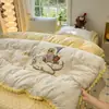 2026 Nuevo Estilo Pom-pom Bordado de Rizo Gasa Arrugada 200g Bordado de Vellón de Leche Acolchado Relleno de Algodón Funda de Cama Juego de Cuatro Piezas