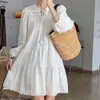 Vestido branco de renda com patchwork estilo férias e detalhes de amarração, perfeito para o verão, viagens internacionais e sessões de fotos no campo; Saia midi evasê