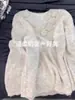 Suéter de Crochê com Padrão de Camélia Gola V Feminino Outono/Inverno 2026 Estilo Suave Coreano Solto Chique Top Rejuvenescedor