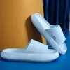 Stock Listo Zapatillas de Casa Color Sólido Suela Gruesa Verano Parejas Cómodas Zapatillas para Hombres y Mujeres Zapatillas de Baño para Exteriores Venta al por Mayor