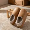 Bolsa impermeável e pantufas de algodão para mulheres 2026 Outono/Inverno Novo Estilo Interno Com Veludo Adicional Espessado Quente Solado Macio Sapatos de Algodão para Casa para Homens