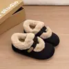 Pantuflas de algodón con forro polar para mujer, temporada de invierno 2026, de suela gruesa, cálidas, para interior, antideslizantes, peludas, con detalles de hebilla de cuero y metal
