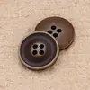 Botones de Resina con Grano de Madera Falso en Stock al por Mayor, Botones de Moda Versátiles para Suéteres de Cachemir y Cárdigans, Botones Redondos de Gama Alta Cosidos a Mano