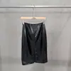 Conjunto de Cuero PU Cruzado Otoño/Invierno 2026 Chaqueta con Cuello en V Ceñida a la Cintura con Volantes y Cremallera Acampanada con Falda de Tubo con Abertura en la Cadera