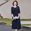 Novo vestido de outono para mães, vestido falso de duas peças, novo vestido formal versátil, vestido moderno de comprimento médio que afina a silhueta para mulheres de meia-idade