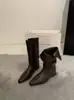 Botas ankle boots conversíveis Melard retrô de nicho em camurça com aumento interno de altura, botas de cowboy western, botas curtas de bico fino para mulheres
