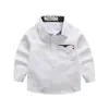 Camisa de manga larga para niños para primavera y otoño, camisa de lunares con cuello para niños, estilo casual europeo y americano, fabricante transfronterizo, ropa para niños al por mayor en stock