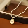 Colar com Pingente de Madrepérola Cravejado de Diamantes, Corrente para Clavícula Estilo Nicho de Luxo Leve, Acessório de Pescoço Personalizado e Sexy Venda por Atacado