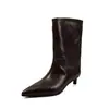 Botas femininas de cano médio feitas de couro bovino de flor integral, couro genuíno, novo estilo outono/inverno, bico fino, design de calçar, salto gatinho, salto fino, modernas botas de cano médio