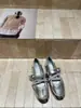 Outono 2026 Novos Sapatos de Ballet com Velcro Femininos Estilo Coreano Boca Rasa Fundo Plano Sapatos Vermelhos Pequenos Uma Tira Sapatos de Salto Único Modernos
