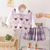 Chaleco de Punto para Niños Traje de Tres Piezas Fabricante Venta al por Mayor Chaleco para Niñas Camiseta Básica Versátil de Manga Larga Falda Plisada Estilo Occidental