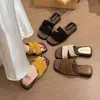 Nuevas pantuflas de moda 2026 para mujer, adelgazantes y que realzan la altura para figuras petite, con un diseño único, suaves y amigables con la piel, y un estilo simple de una sola tira