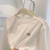 Camiseta Blanca de Terciopelo Bordada de Cuello Redondo para Mujer Otoño e Invierno 2024 Engrosada Holgada para Usar Debajo o Encima Camiseta Básica de Tendencia